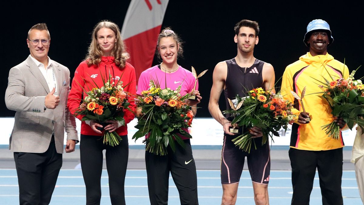 WP SportoweFakty / Marcin Malinowski / Na zdjęciu: Tomasz Saska (z lewej) ze zwycięzcami Gorzów Jump Festiwal