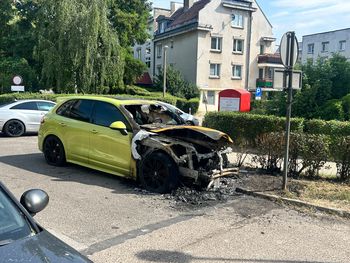 Pożar Porsche Cayenne GTS w Płocku przy ul. Jana Pawła II. Strażacy ugasili płonący samochód!