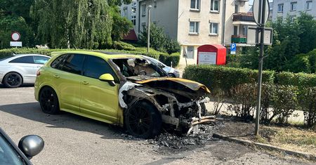Pożar Porsche Cayenne GTS w Płocku przy ul. Jana Pawła II. Strażacy ugasili płonący samochód!