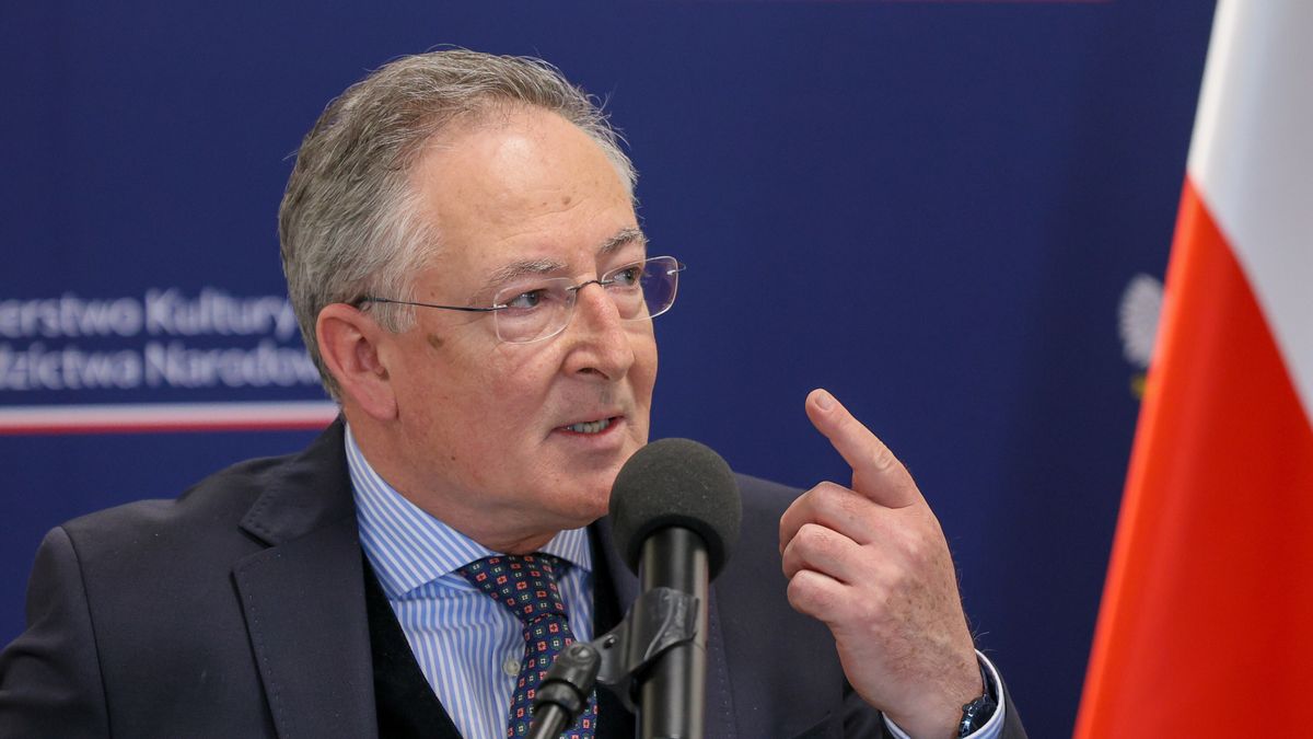 Warszawa, 05.04.2024. Minister kultury i dziedzictwa narodowego Bartłomiej Sienkiewicz na konferencji prasowej, 5 bm. w siedzibie MKiDN w Warszawie. Szef resortu kultury wystąpił do ministra sprawiedliwości, prokuratora generalnego, aby objął nadzorem postępowanie ws. inwigilacji. (amb) PAP/Paweł Supernak