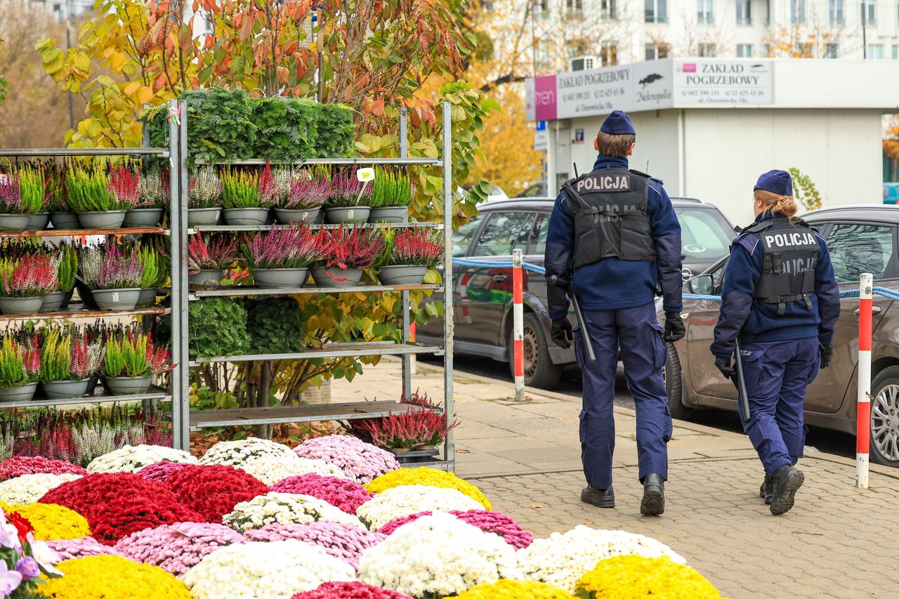 Handlują przy cmentarzach. "Z roku na rok jest coraz gorzej"