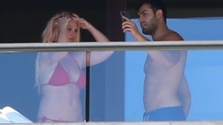 Britney Spears z partnerem urządza sesję zdjęciową na balkonie w hotelu 