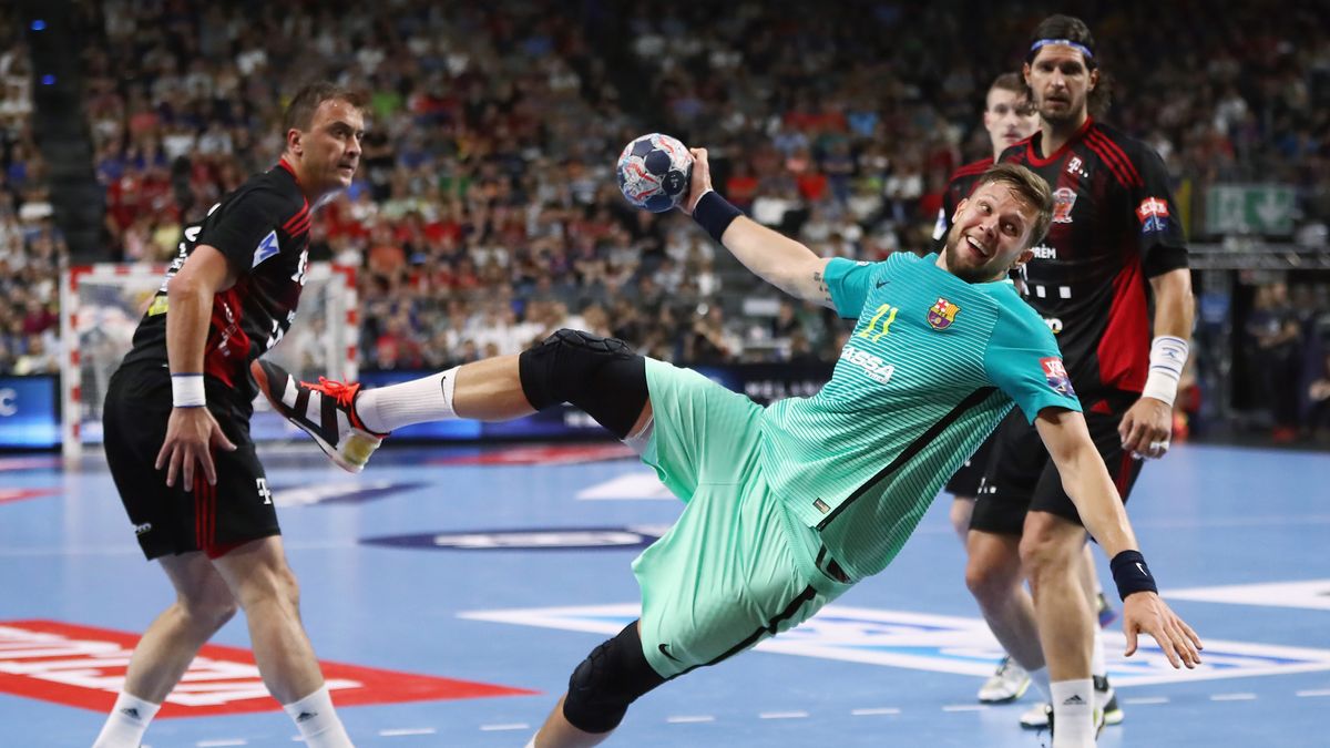 Zdjęcie okładkowe artykułu: Getty Images / ALEX GRIMM / Na zdjęciu: Kamil Syprzak, obrotowy Barcelony (z piłką)