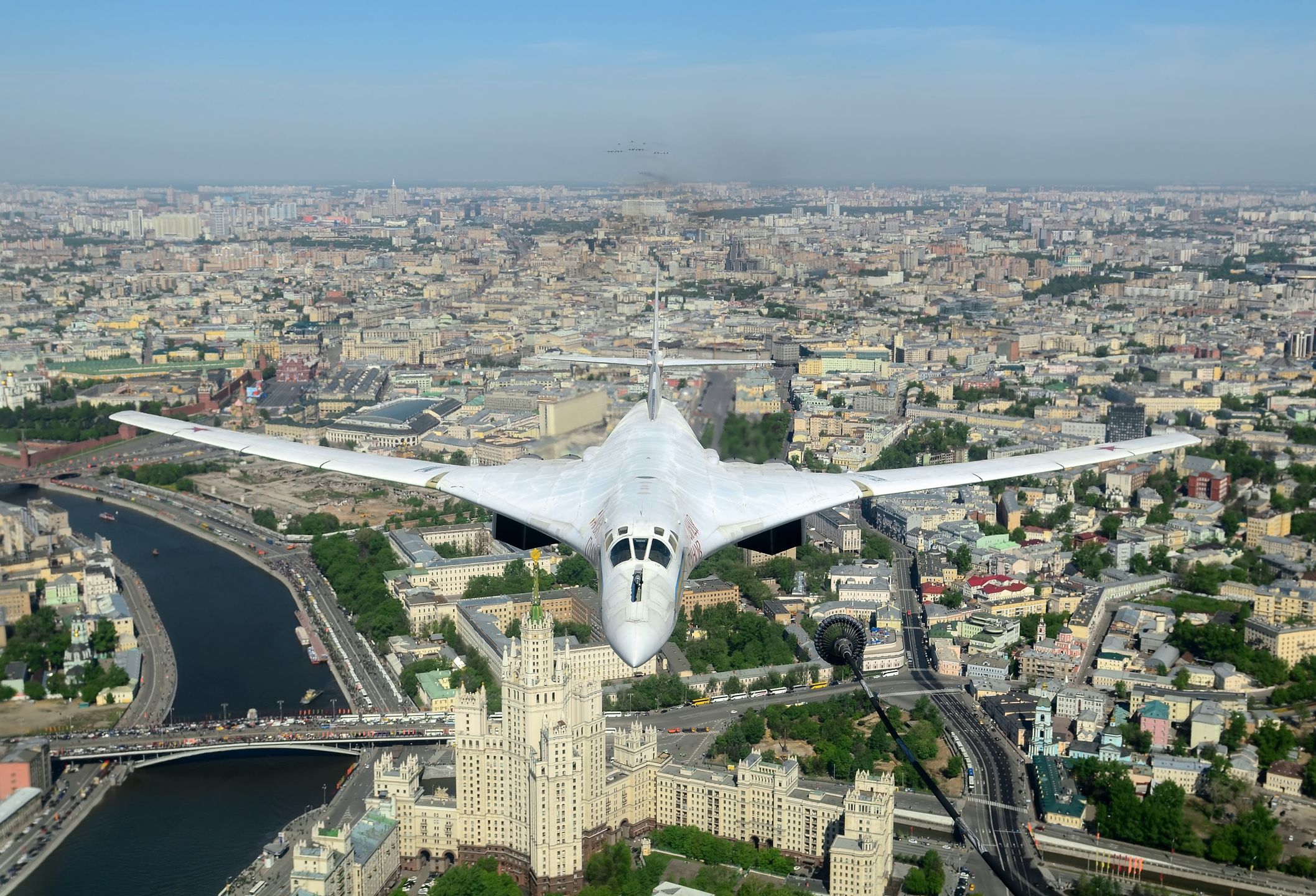 Bombowiec strategiczny Tu-160 nad Moskwą