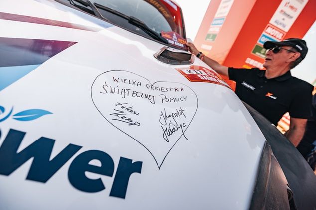 Maska z samochodu Hołowczyca zostanie zlicytowana na WOŚP