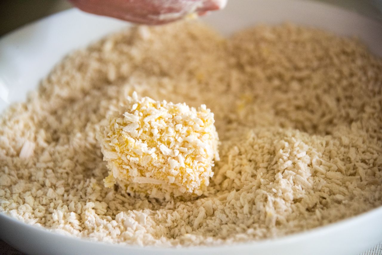 Jak zrobić panierkę panko? Pamiętaj o tej zasadzie