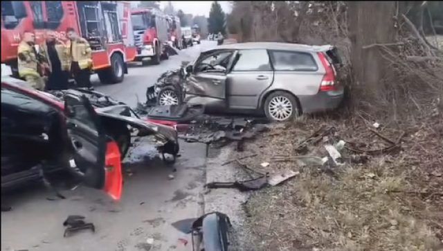 Na łuku drogi zjechał na przeciwległy pas jezdni. Czołowe zderzenie audi z volvo zakończyło się tragicznie (zdjęcia)