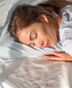 Spanie na brzuchu może być szkodliwe? Eksperci nie mają wątpliwości