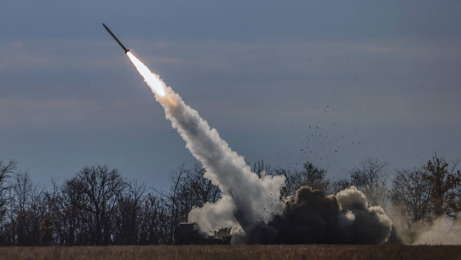 Russian invasion of Ukraine
epa10292420 A High Mobility Artillery Rocket System (HIMARS) of Ukrainian army fires close to the frontline at the northern Kherson region, Ukraine, 05 November 2022 (issued 07 November 2022). Russian troops on 24 February entered Ukrainian territory, starting a conflict that has provoked destruction and a humanitarian crisis.  EPA/HANNIBAL HANSCHKE 
Dostawca: PAP/EPA.
HANNIBAL HANSCHKE