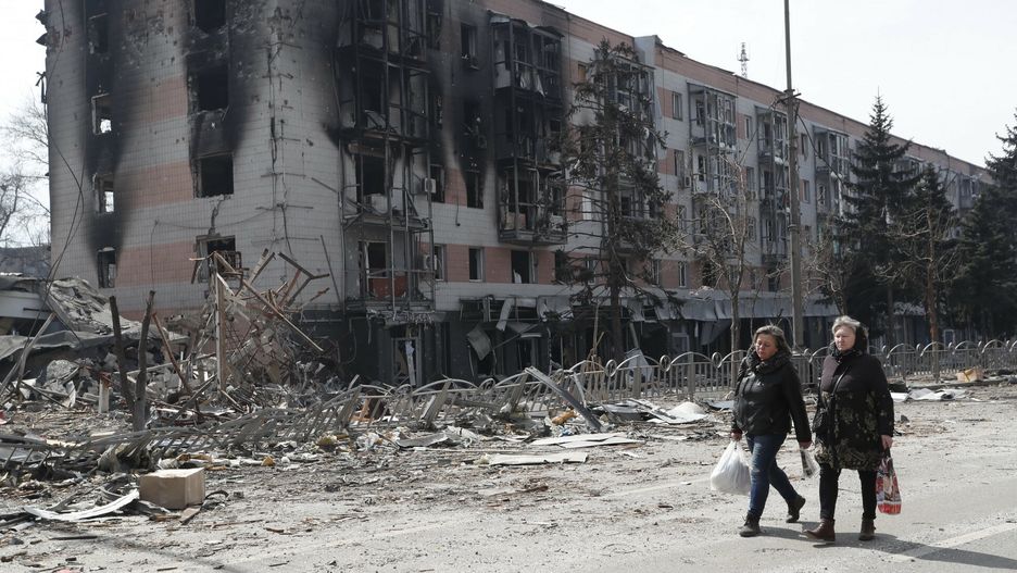 Temporary(220411) -- MARIUPOL, April 11, 2022 (Xinhua) -- Residents walk near a damaged building in Mariupol, April 10, 2022. (Photo by Victor/Xinhua)V Ictor
