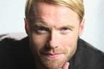 Ronan Keating śpiewającym Listonoszem Patem