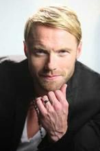 Ronan Keating śpiewającym Listonoszem Patem