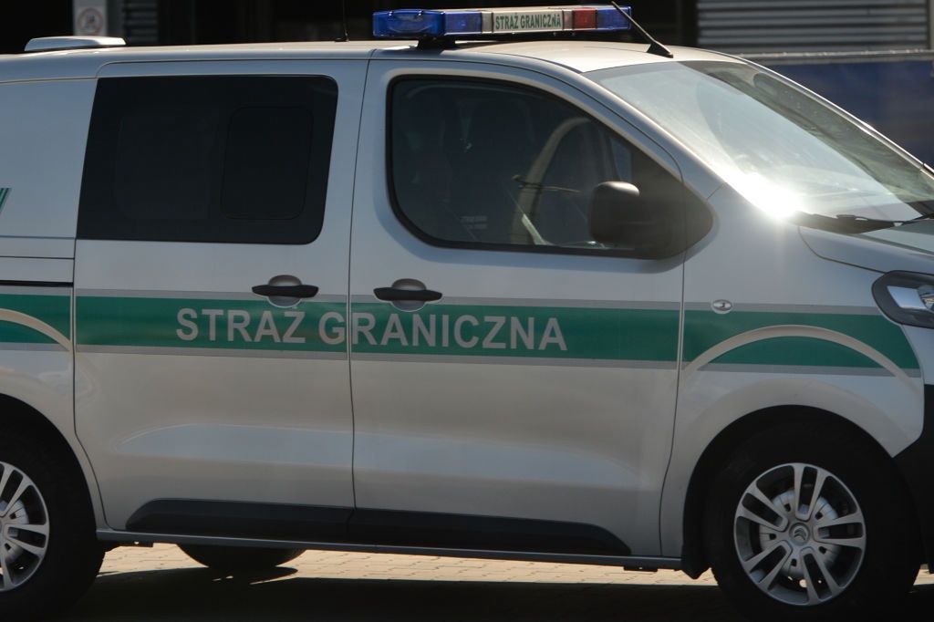 Funkcjonariusze "pomogli" niesfornym pasażerom opuścić pokłady samolotów 