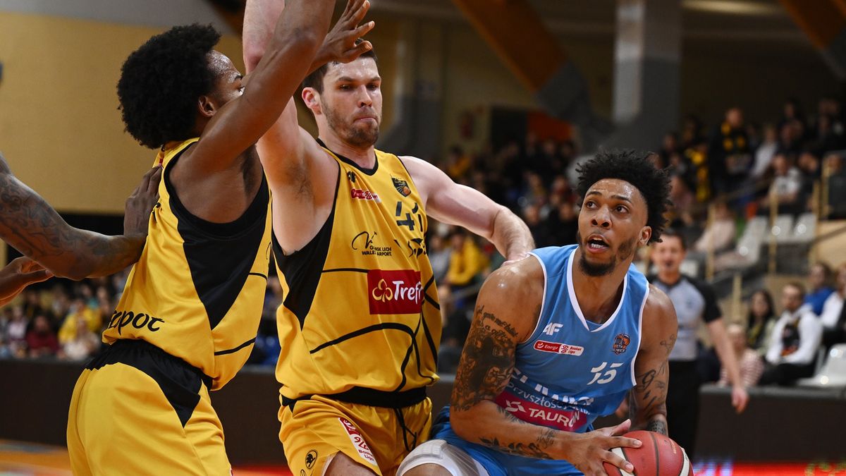 PAP / Marcin Gadomski / Na zdjęciu: Garrett Nevels (L) i Ivica Radic oraz Malachi Richardson
