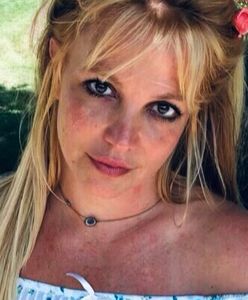 Stoi tyłem nago. Właśnie tak wygląda naprawdę