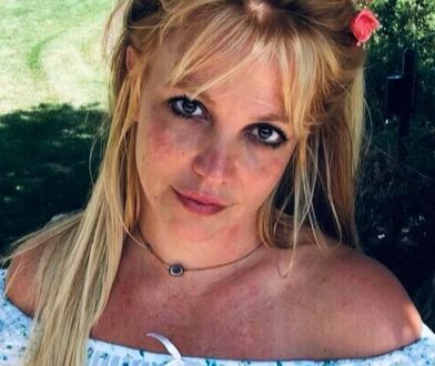 Stoi tyłem nago. Właśnie tak wygląda naprawdę