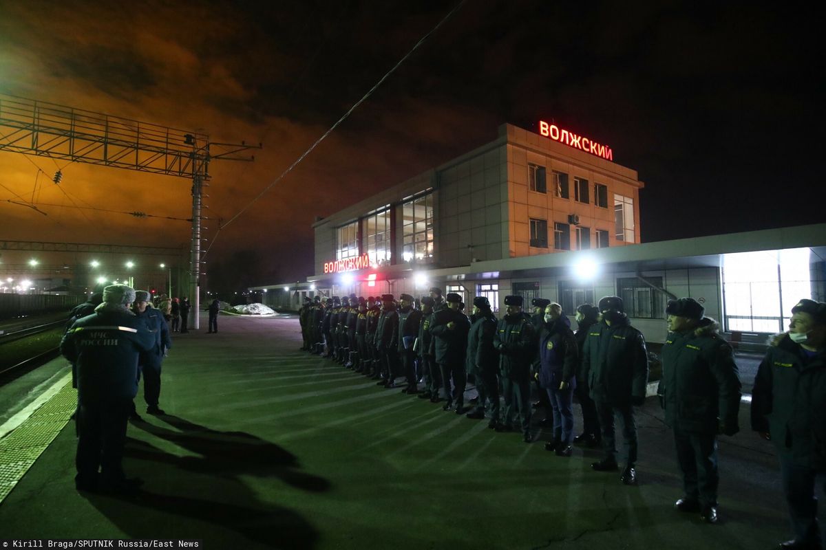 Pracownicy Ministerstwa Sytuacji Nadzwyczajnych czekają na pociąg z mieszkańcami Doniecka 