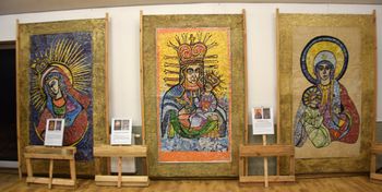 Wernisaż wystawy „Madonny Kresowe w mozaice recyklingowej”