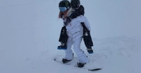 Wzruszający gest. Mistrzyni olimpijska zwiozła narciarza "na barana"