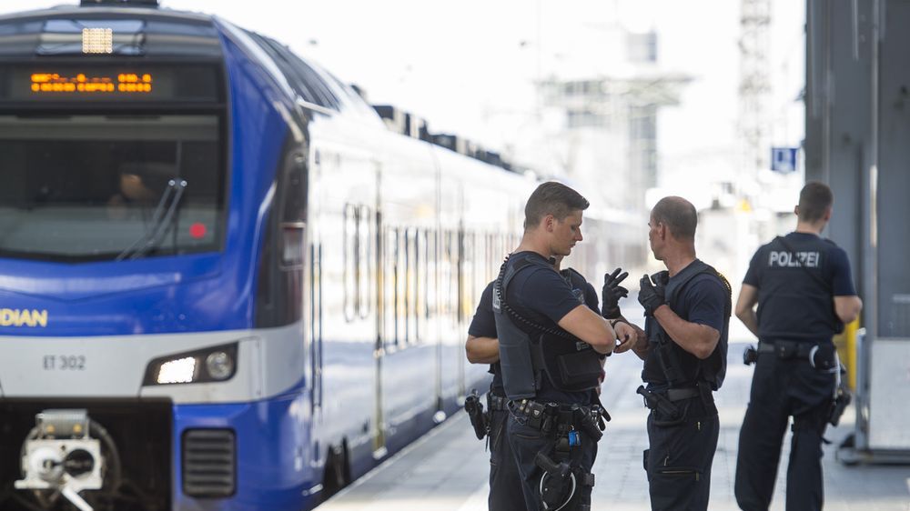 Niemcy. Turek bez maseczki palił papierosa na dworcu