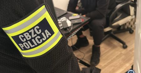 Cybergang rozbity w Poznaniu i Warszawie. Prali pieniądze z oszustw "na bankowca" i fikcyjnych ogłoszeń