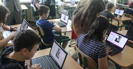 Laptopy od rządu. Sprzętu nie będzie można sprzedać. Minister mówi o zabezpieczeniach