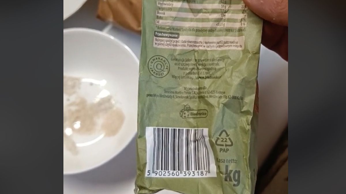 Szok! Znalazł to w mące z Biedronki. Internauta zakpił: "to znaczy, że BIO". 