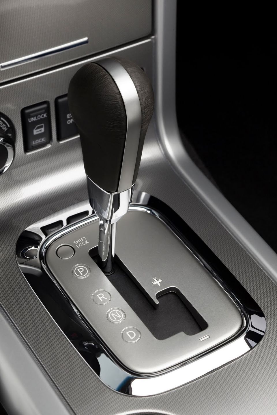 2011-Nissan-Pathfinder-Navara-33