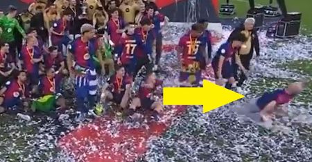 Poszedł ślizgiem. Nagle wszyscy piłkarze FC Barcelony spojrzeli w to samo miejsce