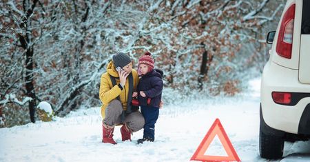 Co warto mieć, a z czego zrezygnować w aucie podczas mrozów? Niektóre rzeczy lepiej wyjąć
