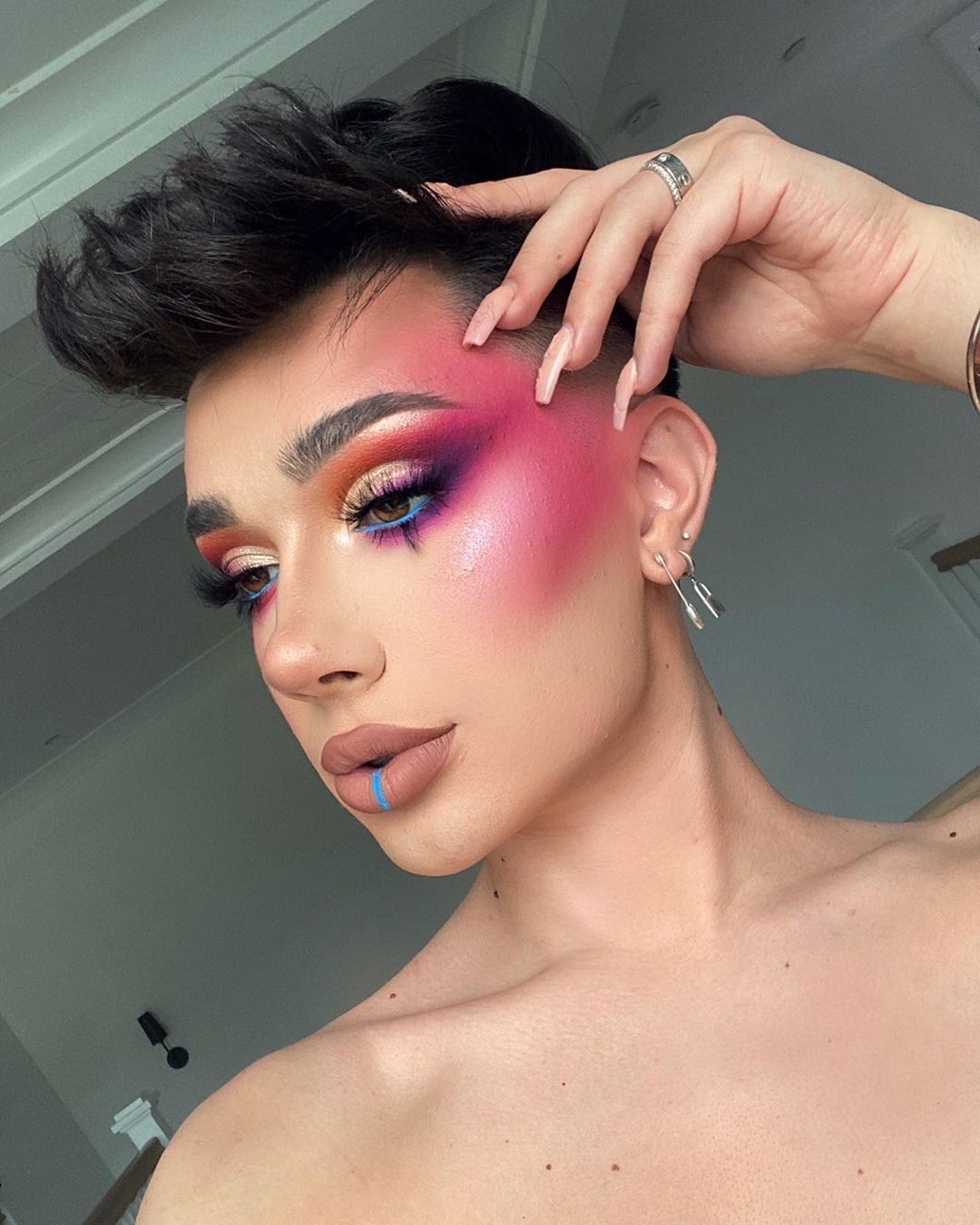 James Charles rok temu był w centrum gigantycznego skandalu