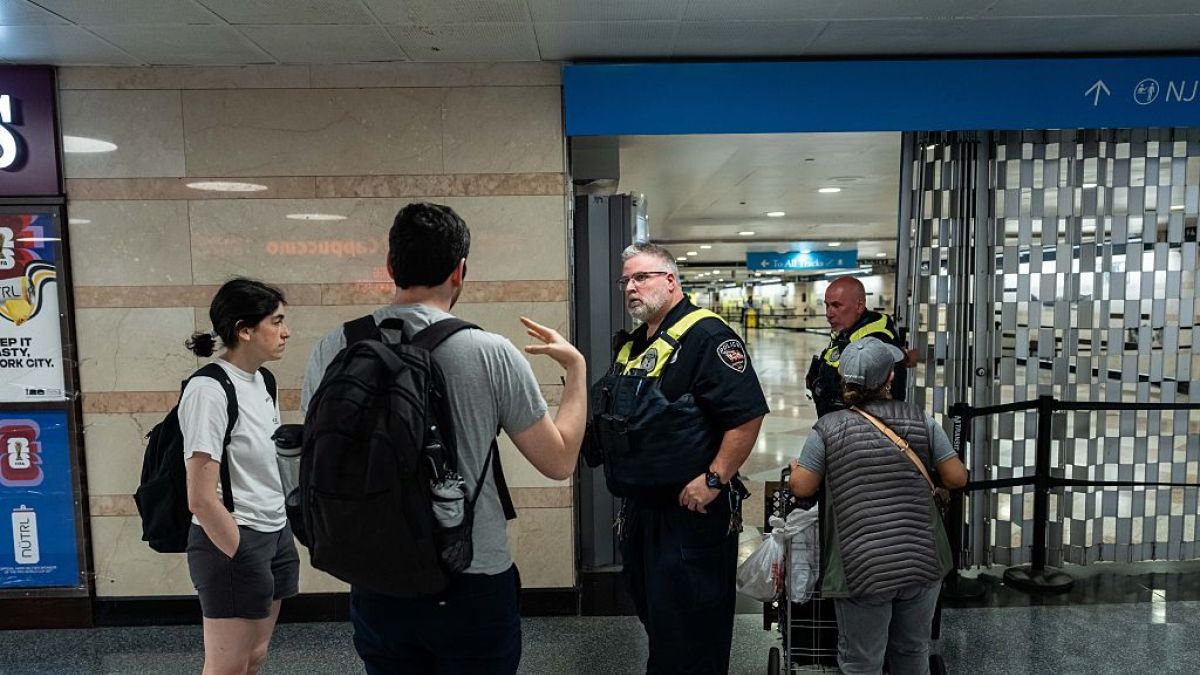 Policja rozmawia ze świadkami zdarzenia
