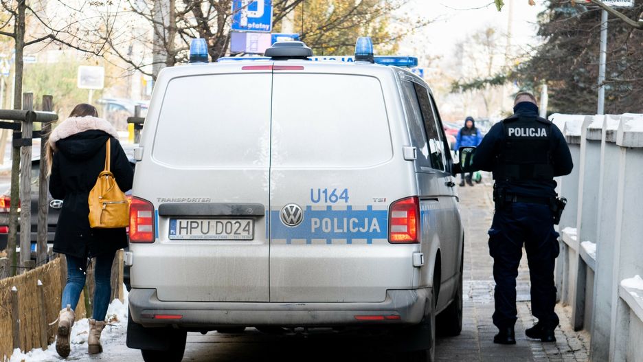 Napad w centrum Poznania
Fot. Lukasz Gdak/East News, Poznan, 05.12.2023. Trwa oblawa po napadzie w centrum Poznania przy ul. Grobla. Zataakowany zostal ochroniarz przewozacy pieniadze. Mezczyzna oddal strzaly. Nie ma informacji o osobach rannych.
Lukasz Gdak