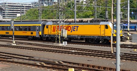 Kusili tanimi biletami. "Miała być konkurencja dla PKP Intercity - jest wtopa"