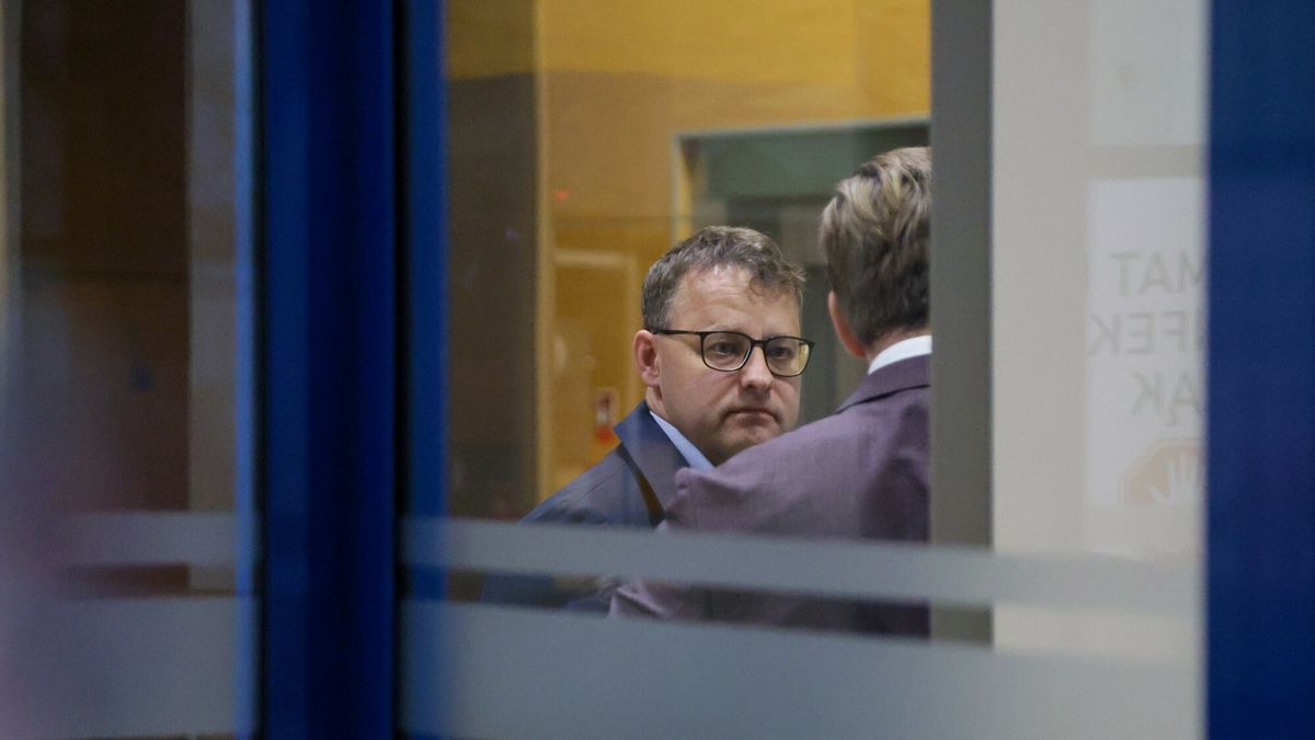 Marcin Romanowski wezwany do prokuratury
Fot. Wojciech Olkusnik/East News, 15.10.2024. Warszawa. Posel PiS, byly wiceminister sprawiedliwosci Marcin Romanowski (C) wezwany ponownie do prokuratury krajowej. Politykowi maja byc powtorzone zarzuty w zwiazku z dzialalnoscia Funduszu Sprawiedliwosci.
Wojciech Olkusnik