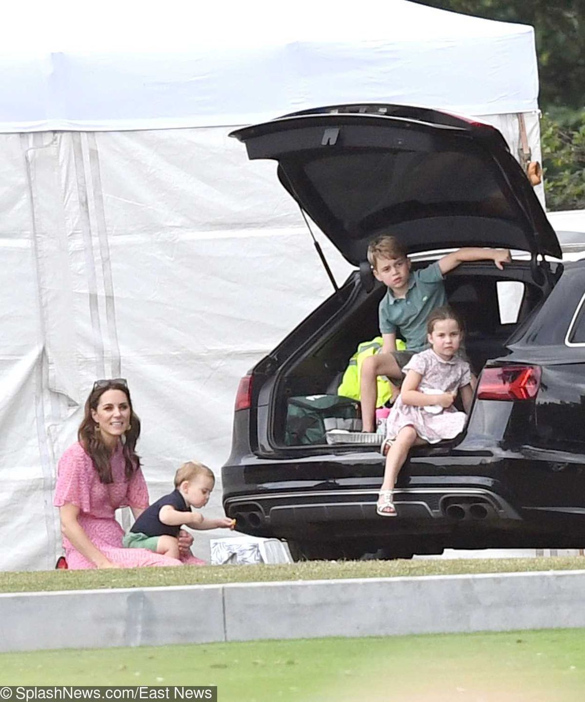 Kate Middleton z dziećmi w parku