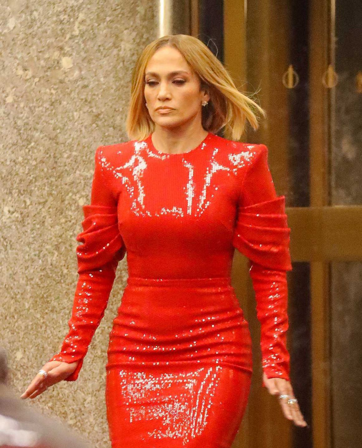 Jennifer Lopez w krótkich włosach i lateksowej sukience