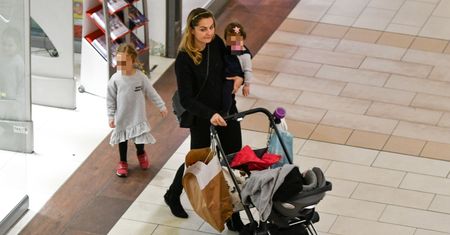 Socha bez makijażu buszuje z córkami po centrum handlowym (ZDJĘCIA)