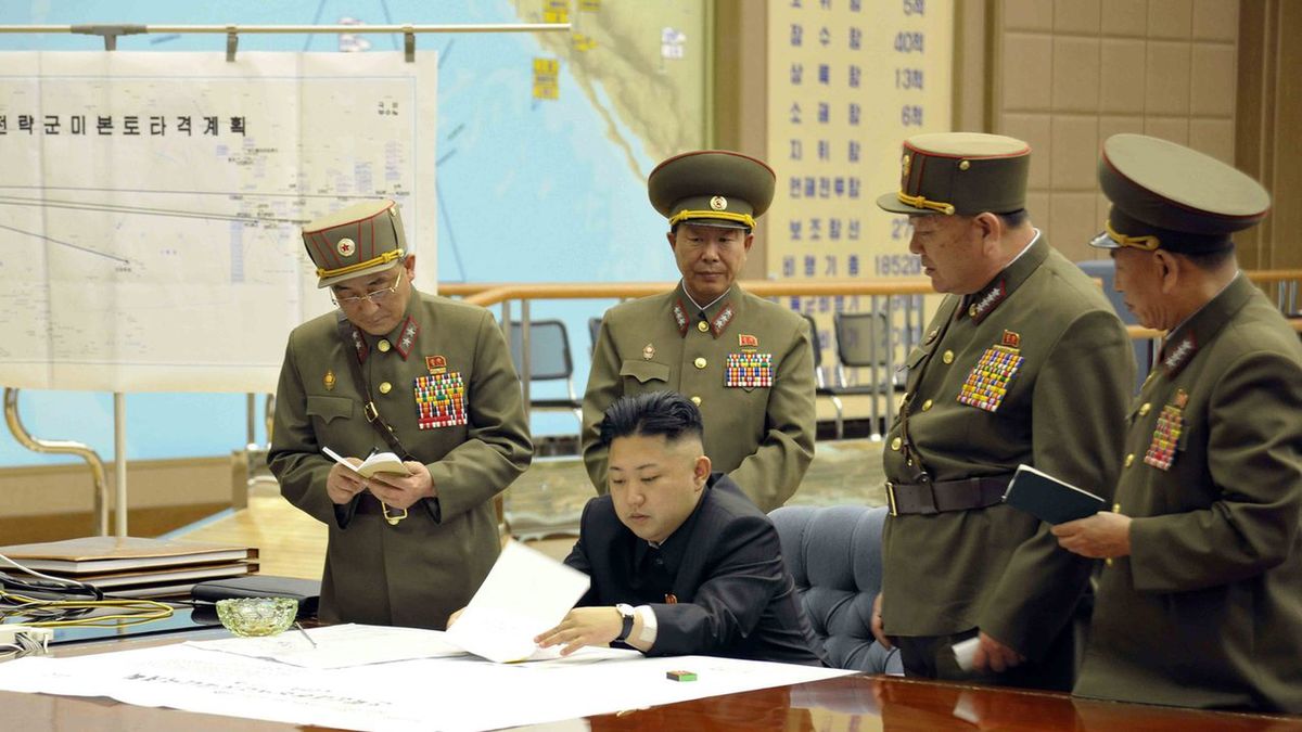 Według amerykańskich służb specjalnych prawdopodobnie już w tej chwili reżim Kim Dzong Una jest w stanie wysyłać rakiety międzykontynentalne zdolne przenosić zminiaturyzowane głowice nuklearne