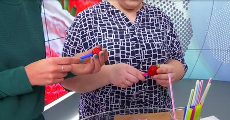 Sprytny trik na obieranie truskawek (WIDEO)