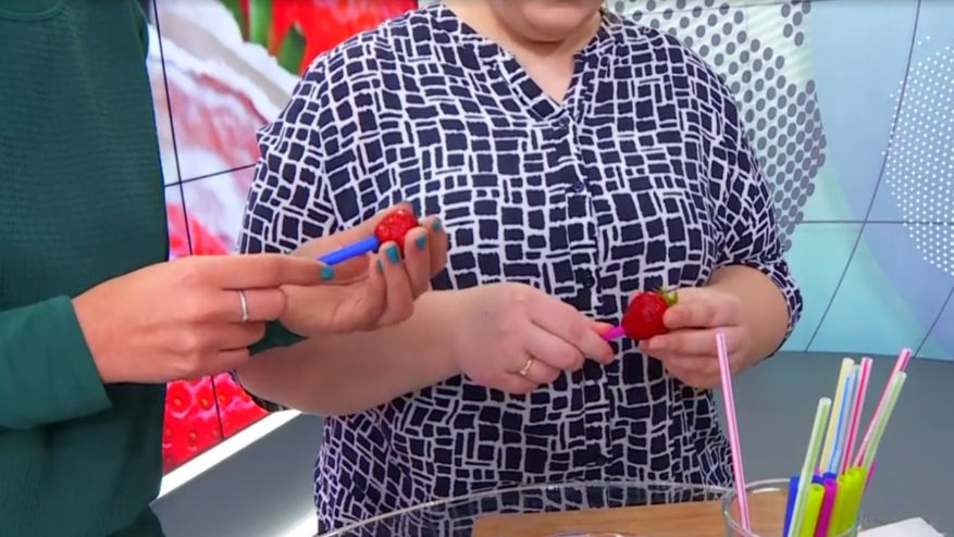 Prosty sposób na usuwanie szypułek z truskawek – wystarczy słomka do napojów