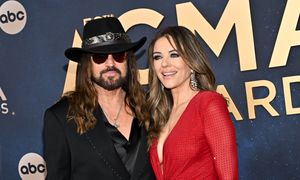 Elizabeth Hurley zaręczona? Gwiazda wrzuciła wymowne zdjęcia