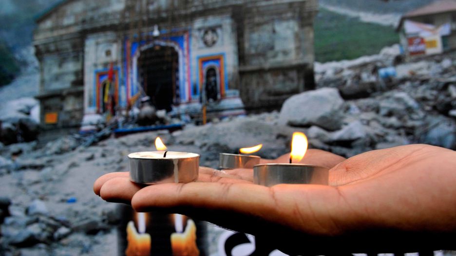 Pielgrzymi modlą się przed świątynią Kedarnath 