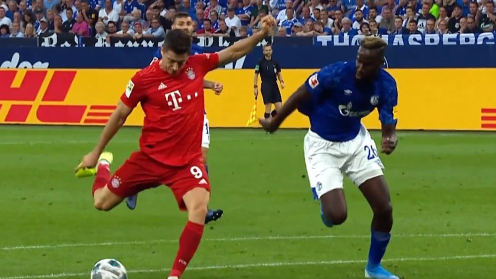 Zdjęcie okładkowe artykułu: Materiały prasowe / Dugout / Na zdjęciu: Robert Lewandowski strzela gola w meczu z Schalke 04