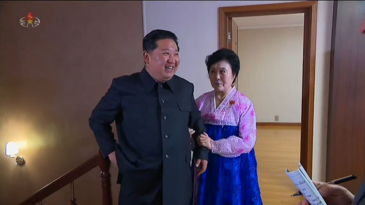 Przekazanie mieszkania wieloletniej prezenterce państwowej telewizji Korei Północnej przez przywódcą Kim Dzong Una Źródło: Twitter/Colin Zwirko 