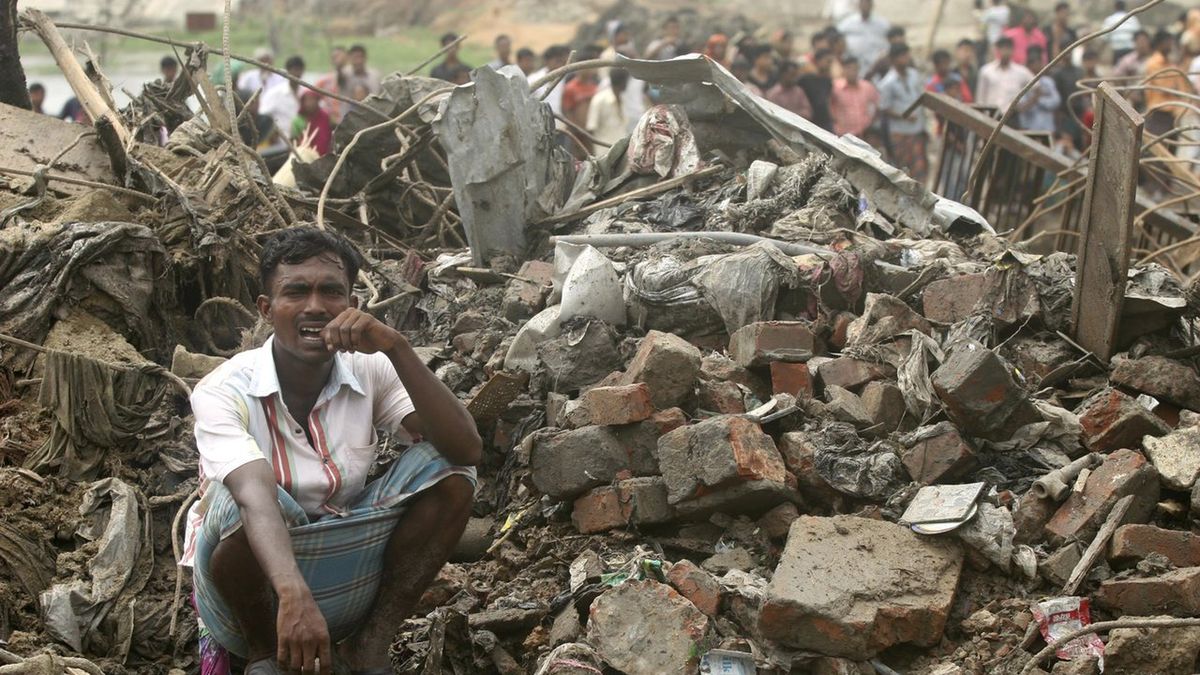 Zawalony budynek w Bangladeszu w 2010 roku