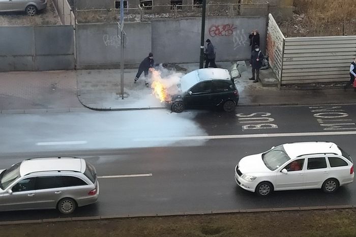 Warszawa. Pożar auta na Ochocie. "Prawdopodobnie doszło do samozapłonu"