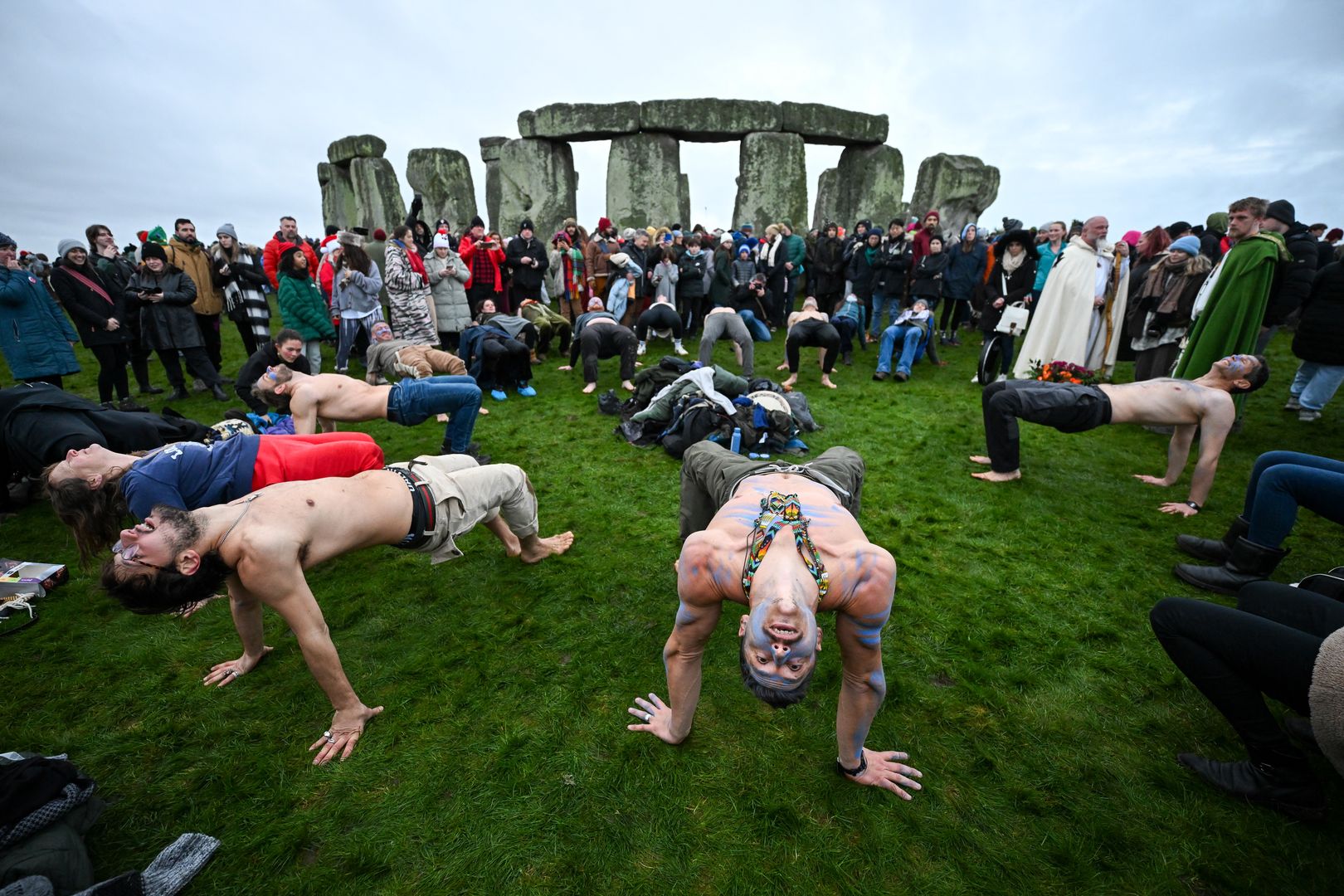 Niezwykłe sceny. Zebrali się w Stonehenge i zaczęli świętować