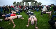 Niezwykłe sceny. Zebrali się w Stonehenge i zaczęli świętować