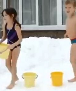 Tak hartuje się dzieci w przedszkolu. W kostiumach kąpielowych biegają po śniegu